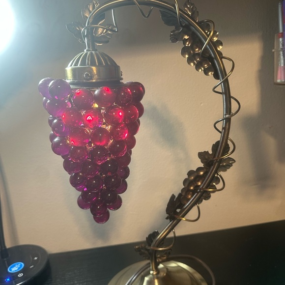 Elegant Grape Cluster Table Lamp - Red and Gold
